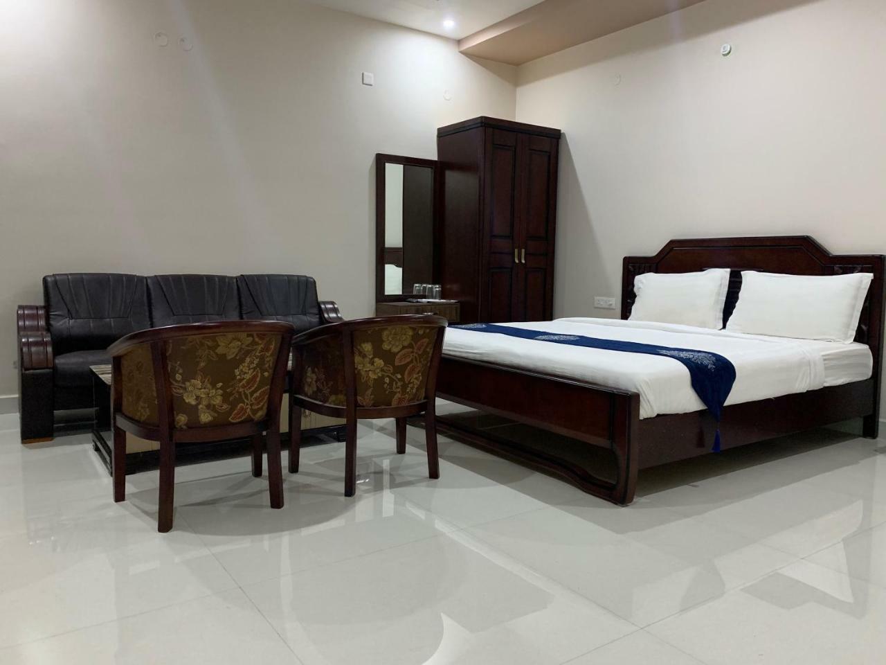 Jnr Grand Hotel Madanapalle Exterior photo